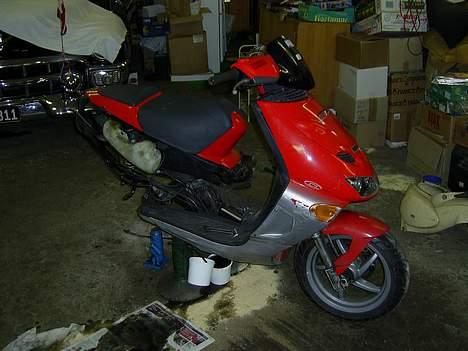 Aprilia SR50 WWW (AC & SD) - Sådan står den pt, da jeg er ved at skifte lejerne i motoren... billede 6