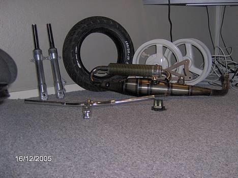 Yamaha Jog - Solgt - Håber snart at have min højglanspoleret motorblok og startmotor færdig :) stay tuned! billede 2