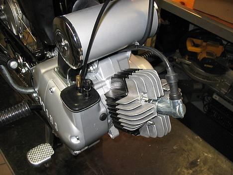 Yamaha Fs1 K1 100% Original - Så er motoren kommet på med ny originalt stempel, cylinder og top. Tændrørshætten er osse original ( DYR og sjælden, men helt ny) billede 9
