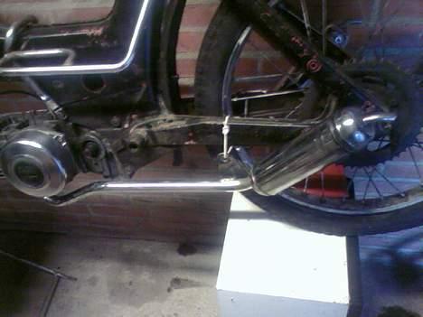 Puch maxi k (Solgt) - twin pipe udstødning:D.. ser mega nice ud:D.. ved at få lavet ophænh:D billede 4