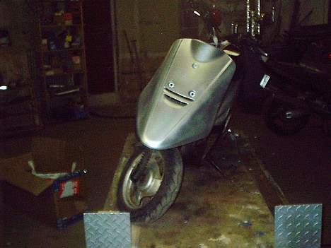 Yamaha Jog AS - Solgt - FØR: Sølv skjolde følger med . Den står ikke som på billedet.  billede 2