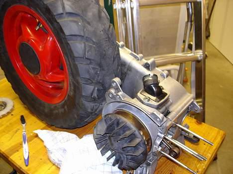 Gilera Stalker (projekt) - Motorblokken fra højre side efter poleringen (har brugt en mellem hård stålbørste) billede 3