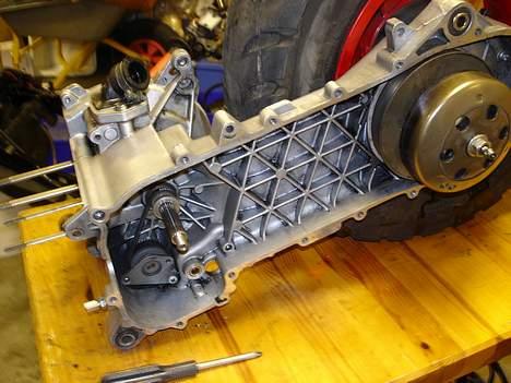 Gilera Stalker (projekt) - Motorblokken fra venstre side efter poleringen billede 4