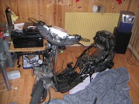 Yamaha          jog space  - ja der er hun lige blivet hentet af min far for kunne jo ikke køre hjem på hende billede 12