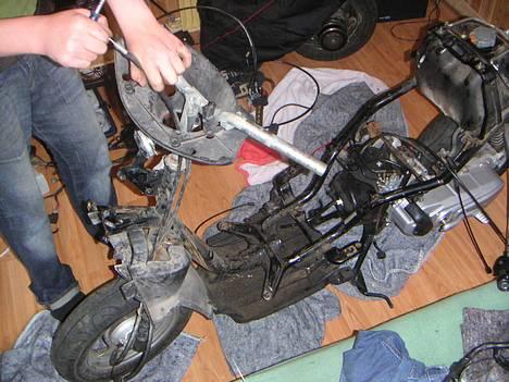 Yamaha          jog space  - ps den hvide strippe der er ved sædet osv er for og holde bag ænden fast billede 13