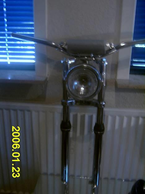 Puch Maxi K -: BlaCk WiDdoW :- - Forlygte samlet og sat på EBR forgaffel farven er mørkere det er pga blitz!  billede 19