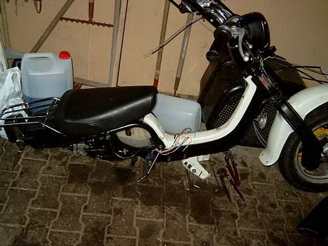 Suzuki Fz Projekt SOLGT - Som den står nu, er ved at lave motoren. billede 10