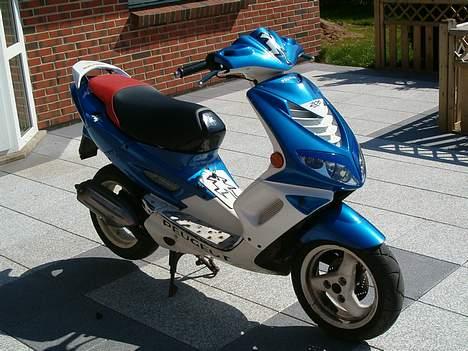 Peugeot speedfight 2 Solgt 9500kr - dette er et gammelt billede men har kan man bedre se kvalien på min lakering billede 10