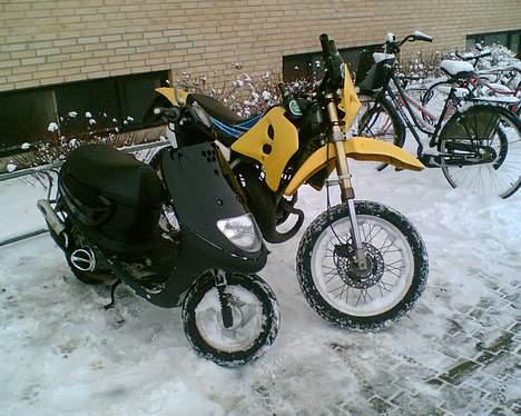 Suzuki SMX Hirtshals <'3  - Min Fætter´s Jog og min Suzuki Fra venstre side :P billede 7