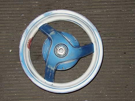 Aprilia Sonic - Fælgen er ved at blive slebet ned, så den kan blive malet igen billede 8