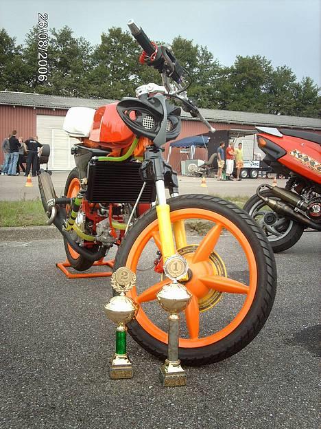 Yamaha FS-1 "MHR DXeren" - Taget til Als træf :) Vandt STÆRKESTE 50CCM 1.plads (Pokal og en Italy Racing Minarelli CDI og en playboy baglygte :P) og MEST OMBYGGET 2. plads (Pokal og Mina støddæmper og endnu en playboy baglygte :D) billede 2