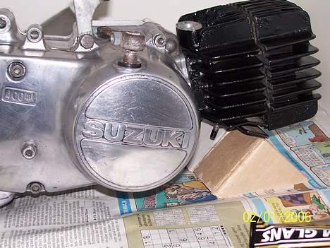 Suzuki Dm50 nye billeder - Her er min motor med nymalet cylle der mangler lige det sidste polere arbejde... billede 9