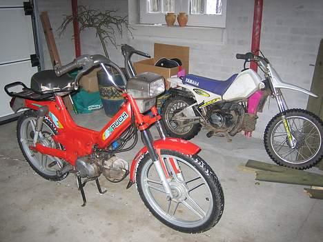 Puch maxi p1 - her holder min Puch maxi p1 sammen med min Yamaha pw 80 billede 3