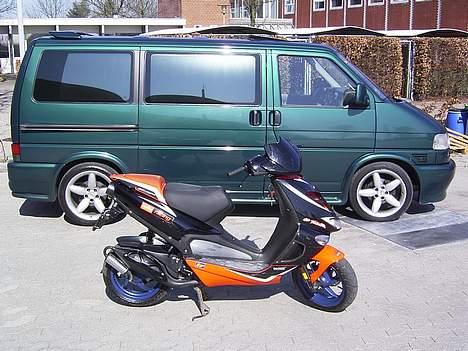 Aprilia SR 50 Ditech - Min Ditech sammen med min fars VW Transporter VR6 ;) http://www.bilgalleri.dk/html/gal_visbil.asp?ID=29440&kommentarID=452601 billede 20