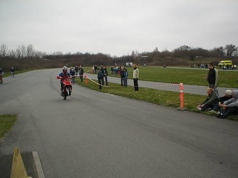 Aprilia sonic LC  (SOLGT) - Ja lillebror er lige ude og fyrer den af.. han kan det der :D billede 17