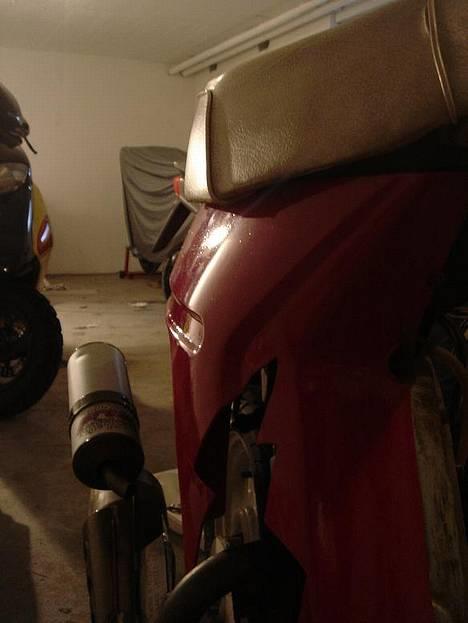 Honda Melody - Solgt - uha uha, lige et smugkig på min melodys flotte skjold og knæk og lidt af en fælg :D billede 20