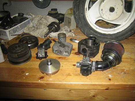 Yamaha Jog FS - malossi sport, polini speed contol, malossi MHR E13, del´orto 21mm, 20mm studs, koblings klokke 107, Std kobling og en Std membran med carbon plader billede 10