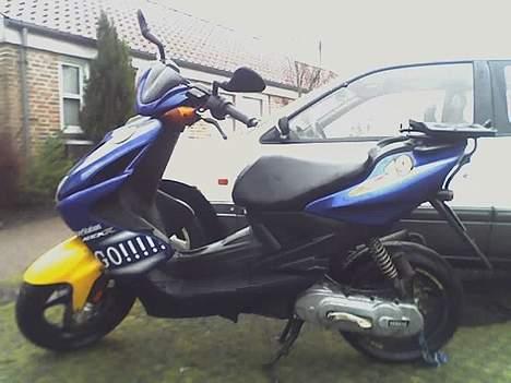 Yamaha Aerox R "Tech3"(Stjållet) - Det så min baby! :D Og det også min bil i baggrunden. Den kører bare ikke helt så godt for tiden. Men hvad er man i lære som mekaniker for? ;) billede 1