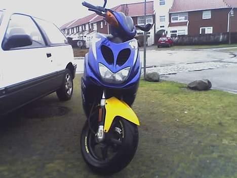 Yamaha Aerox R "Tech3"(Stjållet) - Her igen..med bilen. :) billede 2