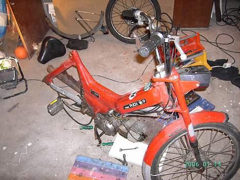 Puch maxi p *jernhesten* FØR - her er jeg så gået i gang med at skille den ad :) billede 9
