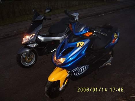 Yamaha Aerox R "Tech3"(Stjållet) - Her er den så, NYVASKET ved siden af min makkers G-Max.  billede 4