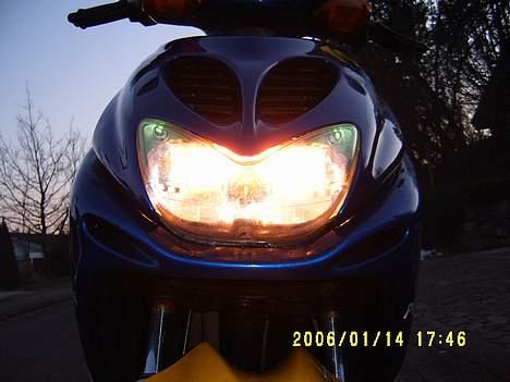 Yamaha Aerox R "Tech3"(Stjållet) - Her lige igen med positions- og kørelys. :) billede 5