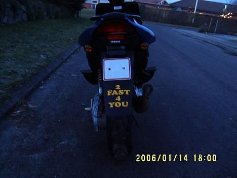 Yamaha Aerox R "Tech3"(Stjållet) - "2 Fast 4 U" ..sådan ser det så ud hvis man kører bag ved. Og ja...den er med plade, sq! :D billede 8