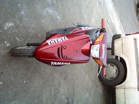 Yamaha Jog AS (Solgt) - fra fronten.. har ka man lige se den rids den har fået oppe ved lygten :S billede 2