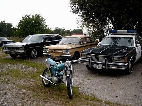 Yamaha FS-1 K1 "Samlesættet"  - Nogle af mine biler. Pontiac Politibil, 64 Corvair, 69 Dodge Polara (min sommerbil ;) og i baggrunden Valianten og BMWen som er/blir folkeræsere :) (se dem på Bilgalleri.dk) billede 10