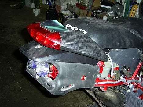 PGO PMX (Stylingsprojekt) - Nrg spoile som blir påmonteret over tankdækslet (endnu uklart om jeg skærer ud under den der "plade" i spoilen så den skal vippes af for at fylde benzin på. Eller om den skal sidde på et beslag sat fast på sædet.. billede 10