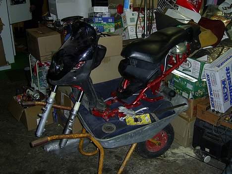 PGO PMX (Stylingsprojekt) - Ophæng til forksærmen bliver skåret af ligesom ophængene på blokken, også blir gaffelbenen malet metallicrøde, og det øverste sted hvor mufferne normalt sidder blir højglanspoleret, og i "hakket" kommer en sort O-ring. billede 12