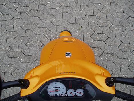 Gilera Runner - den har kørt lidt over 35.000 nu, se bare km.-tælleren, billederne er fra sidste år, og på billedet står den på 30.220km. billede 7