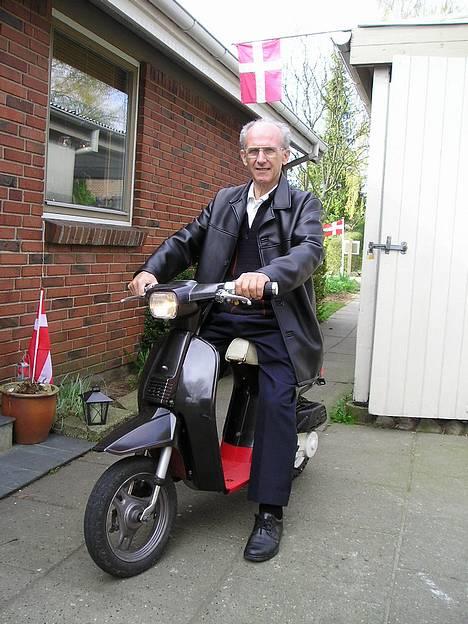 Honda Melody Solgt - Min morfar -  ejeren af det værksted jeg gejler den i billede 5