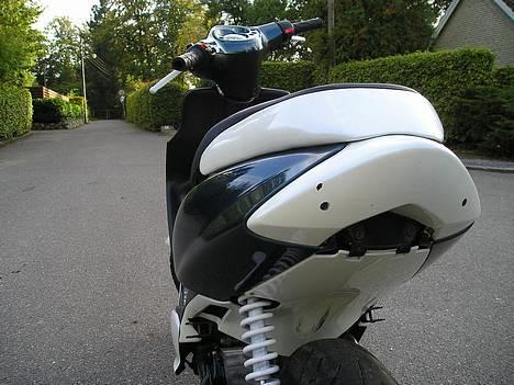 Yamaha Jog R  - Flot profil af bagenden, med hjemmespartlet spoiler billede 3