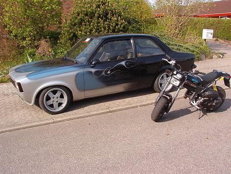 Suzuki Street magic (SOLGT) - Det er så min bil og min scooter sammen :D billede 4