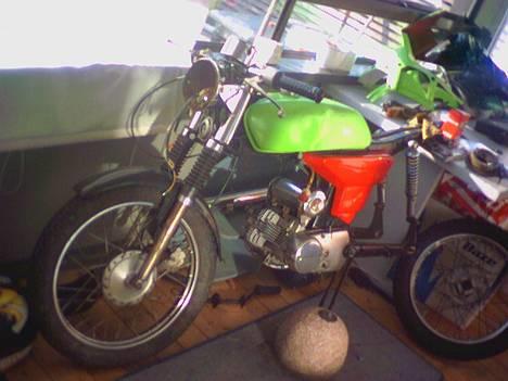 Yamaha 4 Gear (Solgt) - Det er så mig, igang med at fjerne den gamle maling af kåben. den skal lakeres Sort eller sølv-babyblå  billede 8