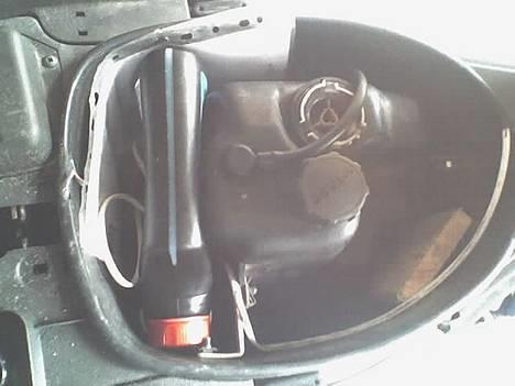 Piaggio NRG >motor smadret< - Det er tanken under sædet, der kan stadig være ting der selvom tanken er der. Plads til olien. billede 13