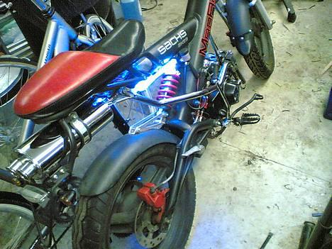 Sachs Madass Mrk. II (solgt) - Så er udstødningen endelig kommet på efter den er blevet forchromet og den ser mega gost ud. mit batteri er meget flat til neonet jeg glæmte at dreje nøjlen så speedometeret har taget alt strømmen. billede 19