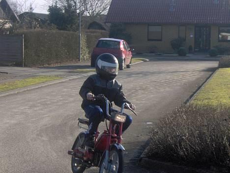 Vespa Bravo (solgt) - hmm.. køre vel omkring 100km/t :D hehe billede 2