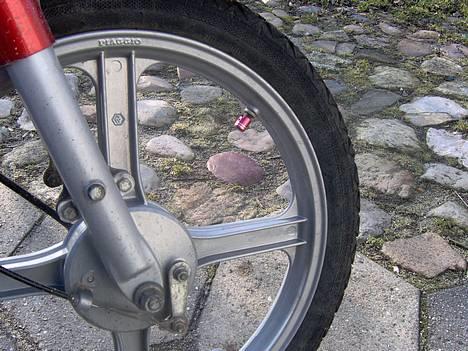 Vespa Bravo (solgt) - røde ventil hætter billede 11