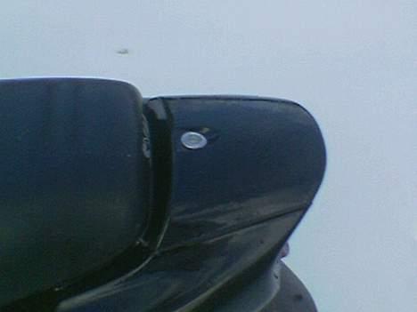 Sym Jet 50 - Solgt - Der var engang en spoile her, og senere fire huller med hver sin skrue - nu er det væk. billede 6