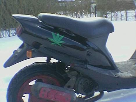 Sym Jet 50 - Solgt - Udstødningen er hvid  pga. saltet og sneen fra vejene, snart skal den slibes en smule - og så forstærkes. Fælge + varmeskjold bliver snart malet igen. billede 9