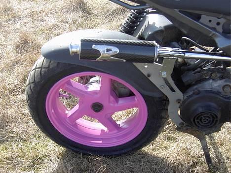 Suzuki Street Magic <'3 - Det bedste på hele scooteren .. Lyserød bagfølge + TK udstødning .. (; billede 1