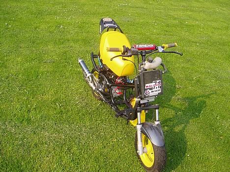 Yamaha Jog LC  BYTTET - Klistermærker på køler: Den kan let blive for koldt, og det slider for meget, så derfor var valget mellem Gaffa tape eller stickers.. billede 8