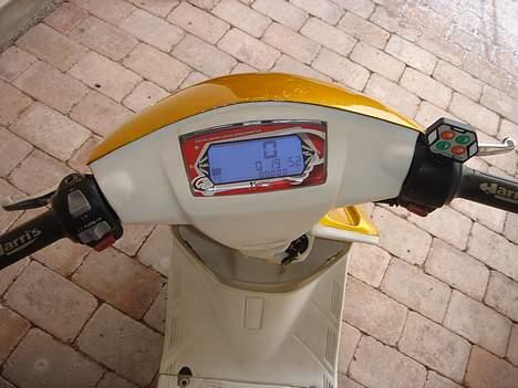 Yamaha Jog Fs          "Solgt" - Det søde speedo, Harris håndtag og de lede koso chrom greb klinger... :) billede 10