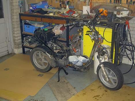 Yamaha Jog R - Hvid - solgt - Så er den slilt af. men der mangler li hjul og styr. hehe billede 14