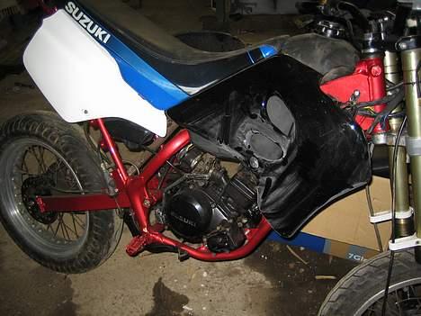 Suzuki smx solgt - med lidt støv på skjoldene  billede 9