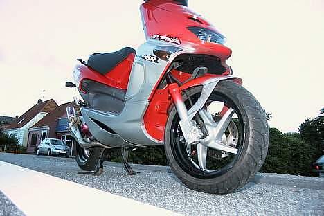 Aprilia SR 50 byttet til Madass - bemærk de fine detaljer omkring forskærm, inderskærm, fælge billede 1