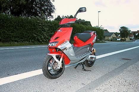 Aprilia SR 50 byttet til Madass - spejlet er afmonteret, har fået nogen nye med indbygget blinklys billede 4