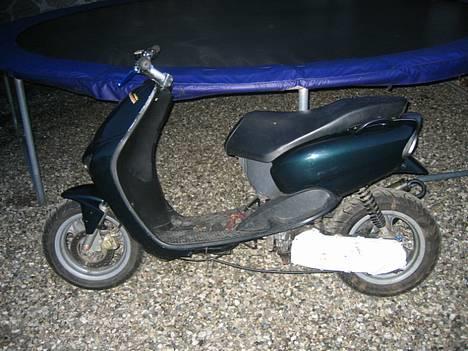 Yamaha Neos tilsalg. - bundskjold og skjoldet for sædet er der self. billede 2